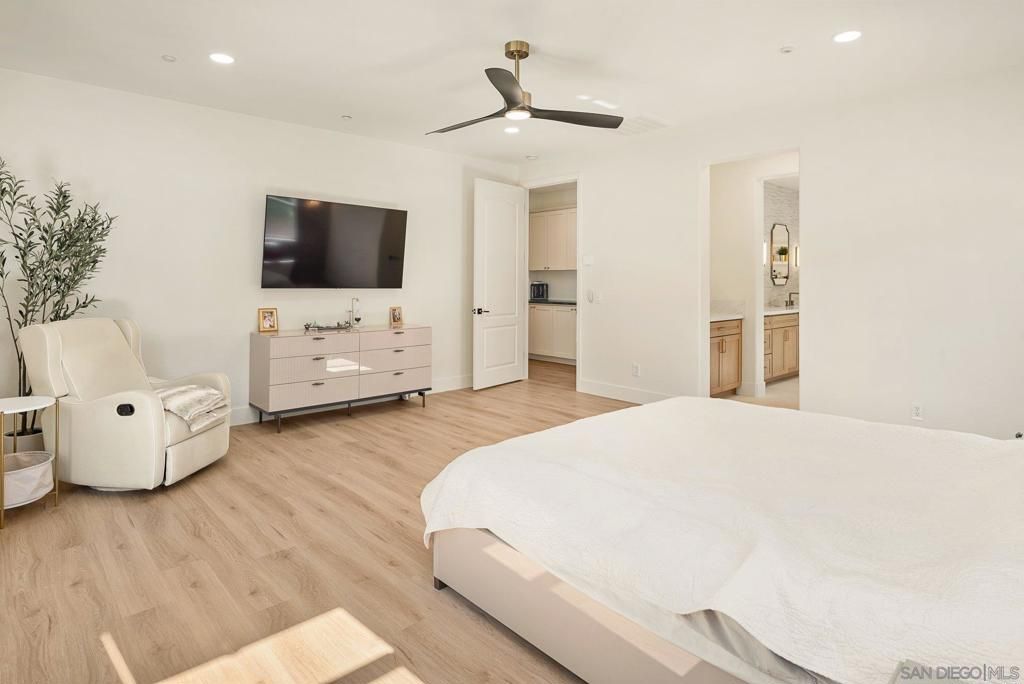 Image 21 of property listing at 10528 Pinion Trl, Escondido, CA 92026