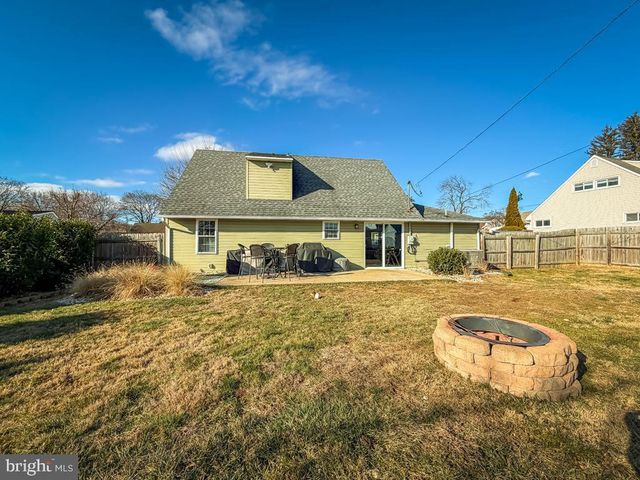18 JUMP HILL RD, Levittown, PA 19056