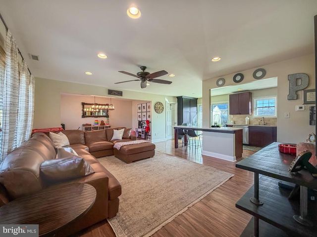 18 JUMP HILL RD, Levittown, PA 19056