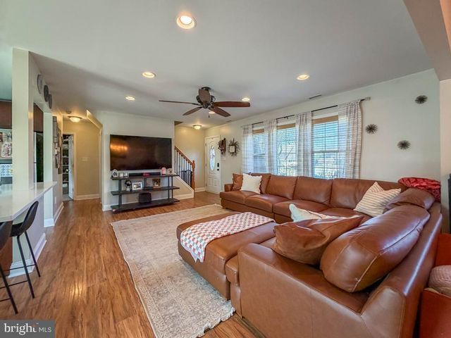 18 JUMP HILL RD, Levittown, PA 19056