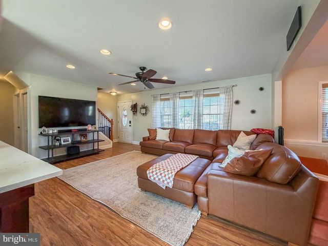 18 JUMP HILL RD, Levittown, PA 19056