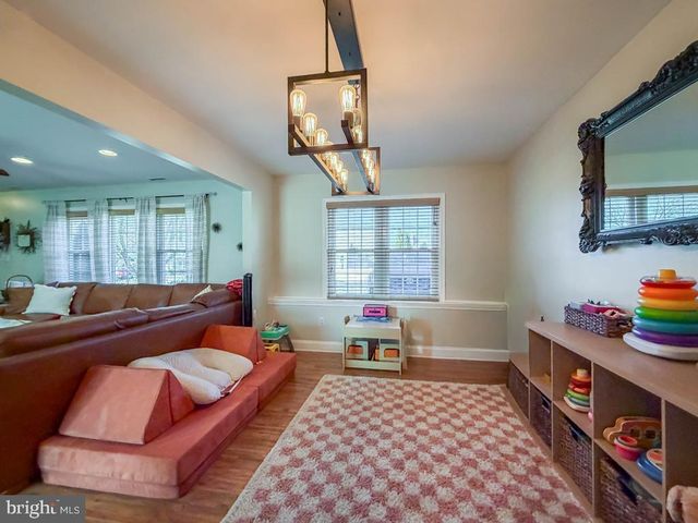 18 JUMP HILL RD, Levittown, PA 19056