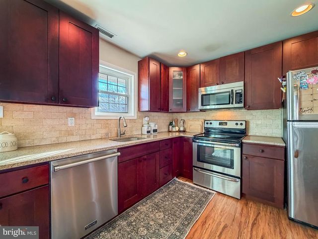 18 JUMP HILL RD, Levittown, PA 19056