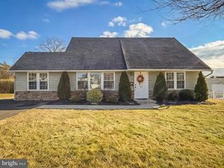 18 JUMP HILL RD, Levittown, PA 19056