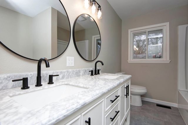 1318 S Newton Avenue, Springfield, MO 65807