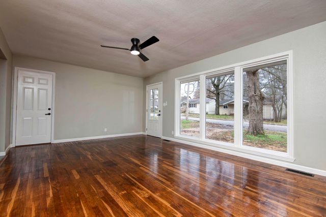 1318 S Newton Avenue, Springfield, MO 65807