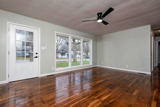 1318 S Newton Avenue, Springfield, MO 65807