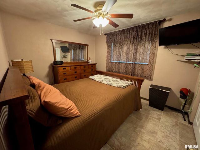 310 30th Avenue Ct Apt 4, Moline, IL 61265