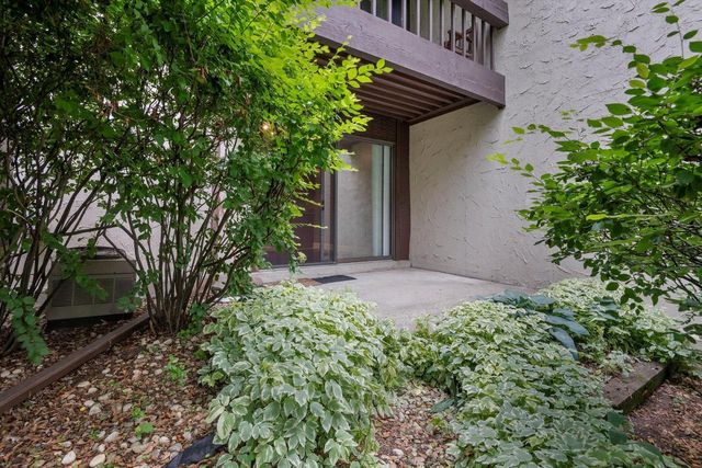 2230 W Good Hope ROAD #25, Glendale, WI 53209