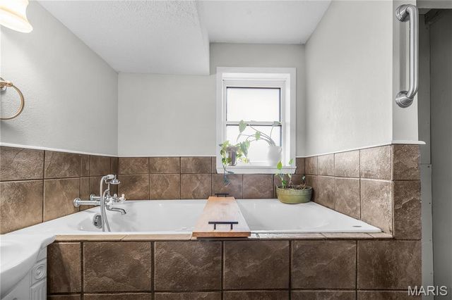 908 E Cottonwood Lane, Dexter, MO 63841