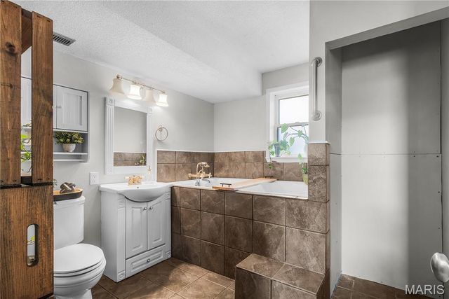 908 E Cottonwood Lane, Dexter, MO 63841