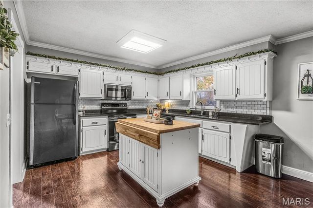 908 E Cottonwood Lane, Dexter, MO 63841