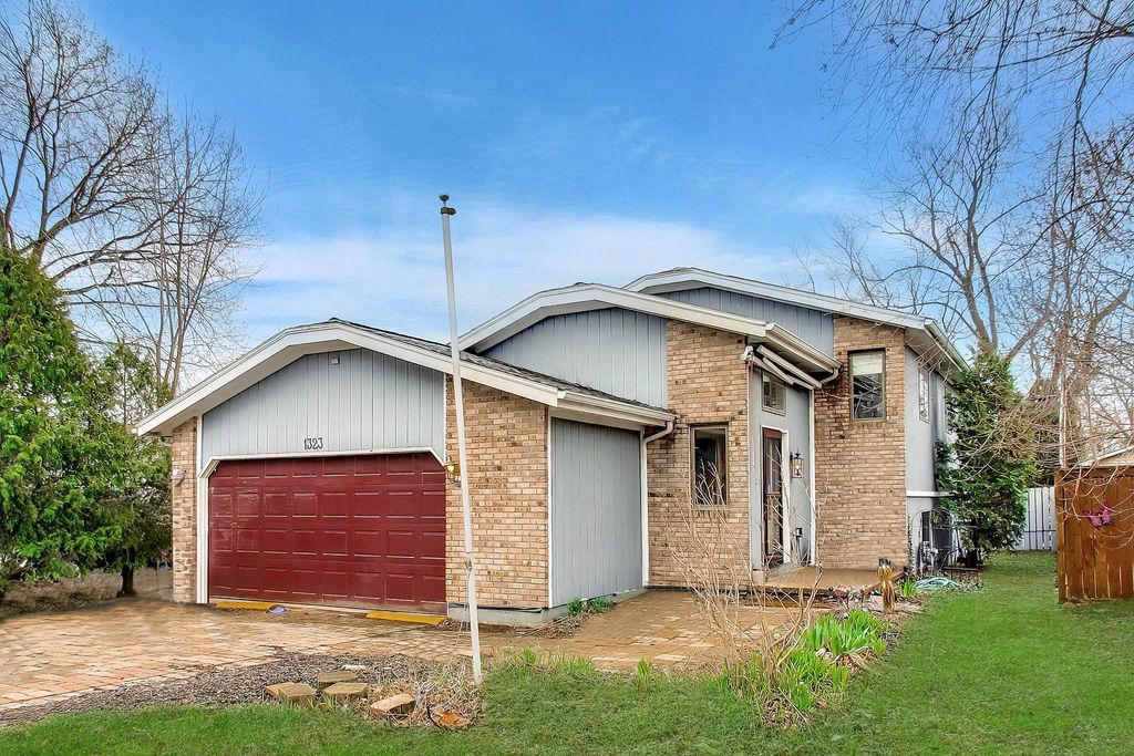 1323 Cottonwood Lane, Crystal Lake, IL 60014