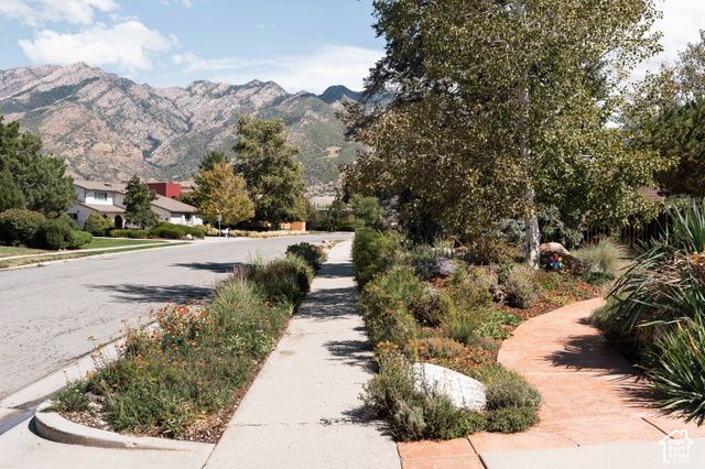2582 E CAVALIER DR, Cottonwood Heights, UT 84121