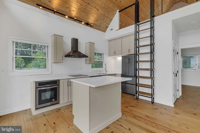 138 DELTA DR, Deltaville, VA 23043