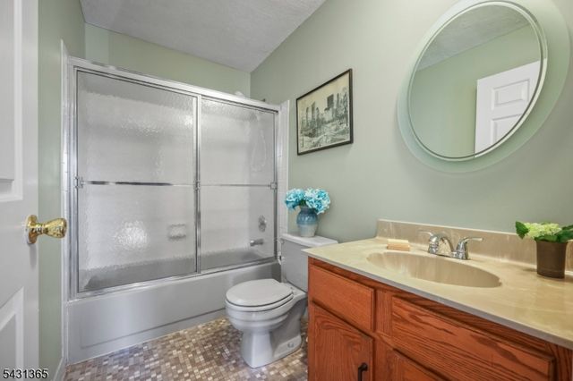 19 Plymouth Ln, Manalapan Twp., NJ 07726