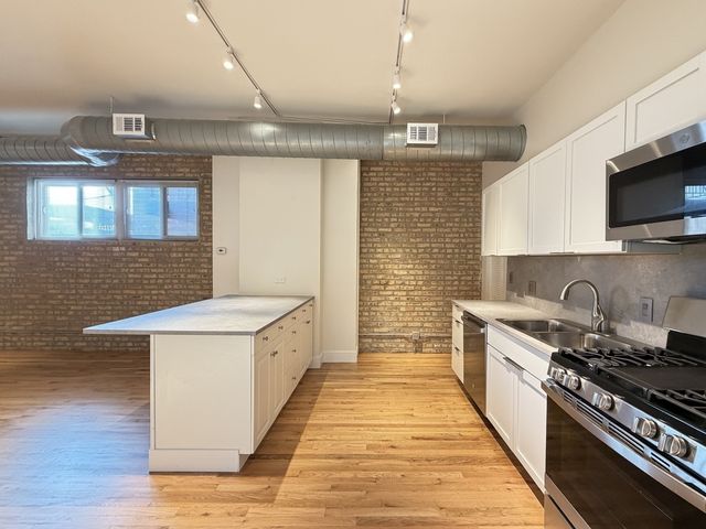 3138 N Lincoln Avenue 1R, Chicago, IL 60657