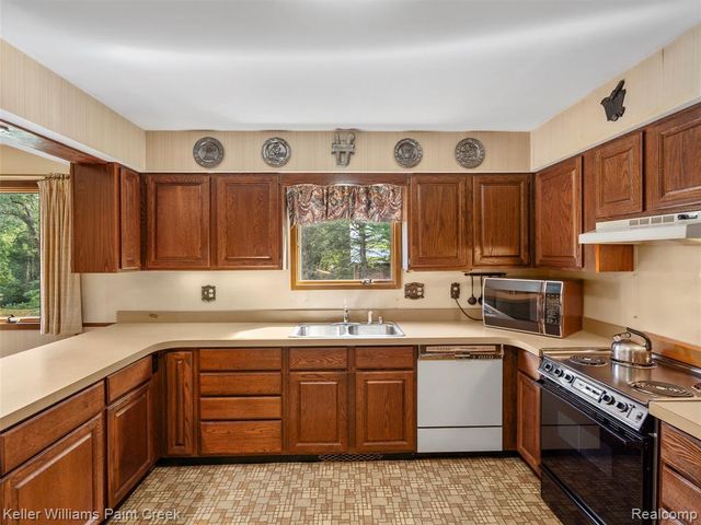 5500 Seymour Lake Road, Oxford, MI 48371