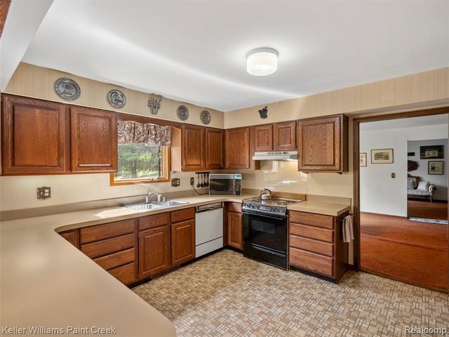 5500 Seymour Lake Road, Oxford, MI 48371
