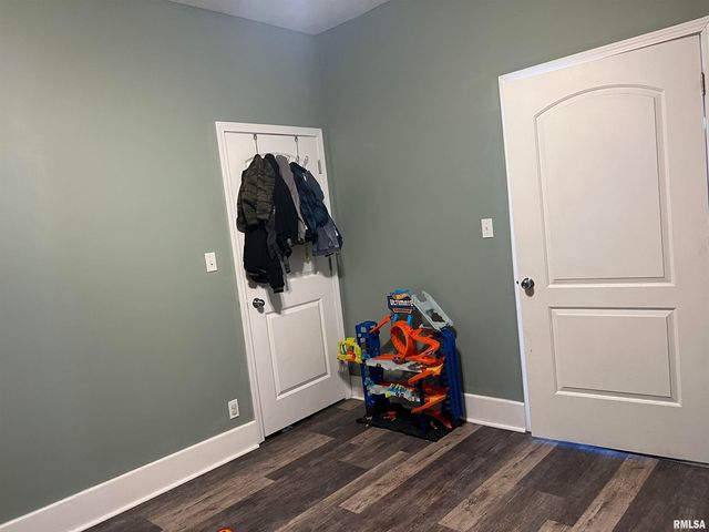 605 Follis Avenue, Johnston City, IL 62951