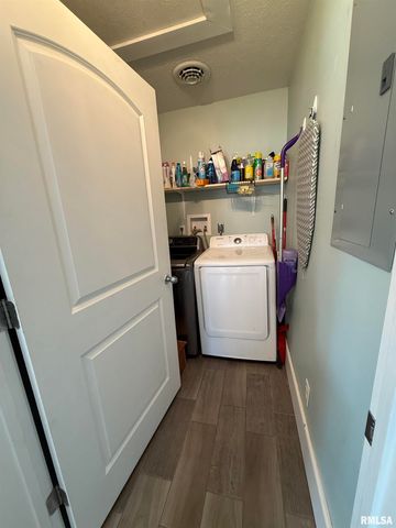 605 Follis Avenue, Johnston City, IL 62951