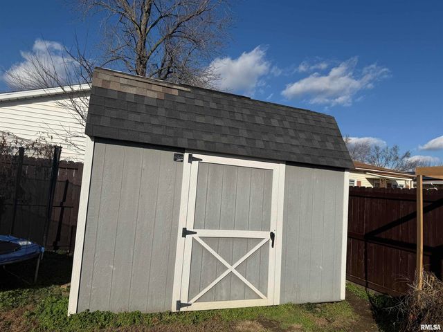 605 Follis Avenue, Johnston City, IL 62951