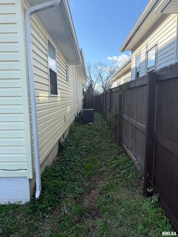 605 Follis Avenue, Johnston City, IL 62951