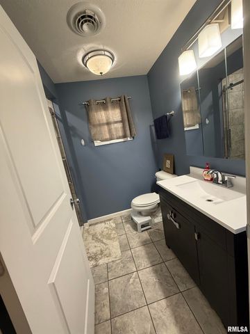 605 Follis Avenue, Johnston City, IL 62951