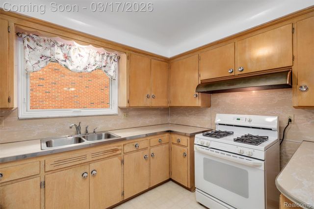 22500 Barton Street, St. Clair Shores, MI 48081