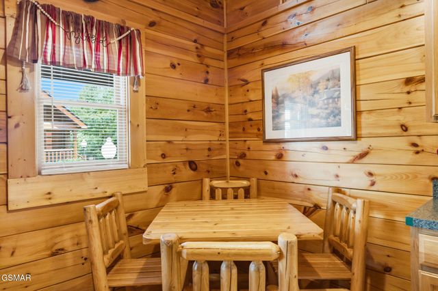 220 Moose Ridge Way, Pigeon Forge, TN 37863