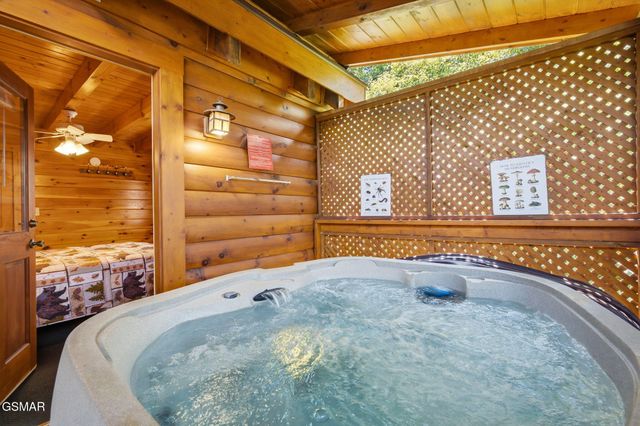 220 Moose Ridge Way, Pigeon Forge, TN 37863