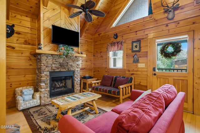 220 Moose Ridge Way, Pigeon Forge, TN 37863