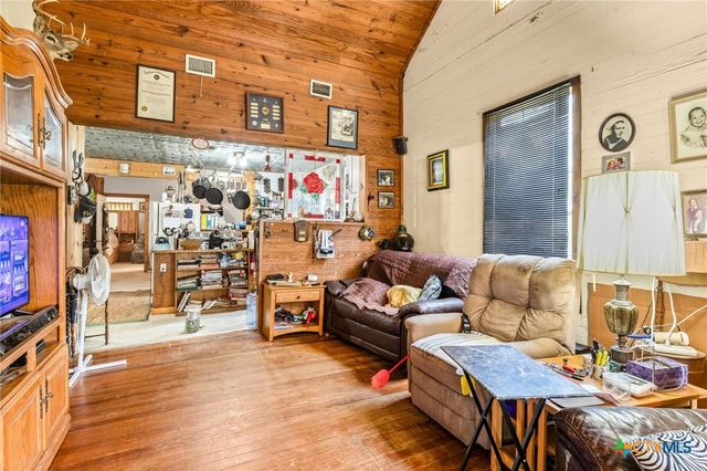 1240 Kelly Road, Luling, TX 78648