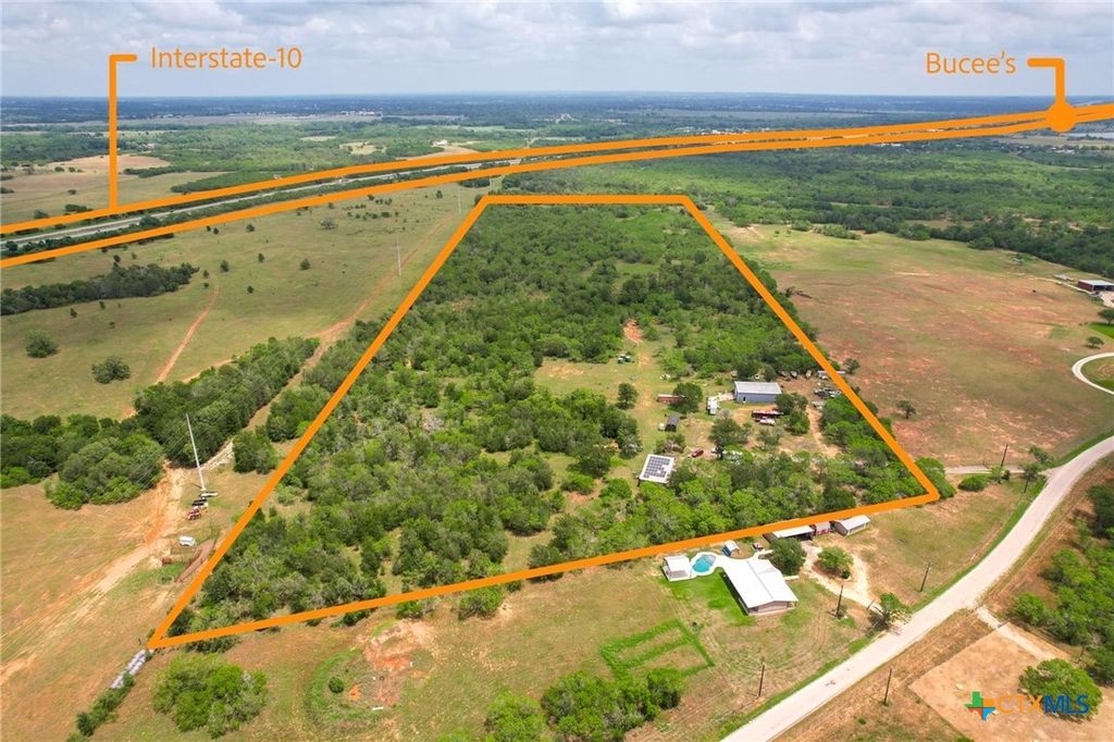 1240 Kelly Road, Luling, TX 78648