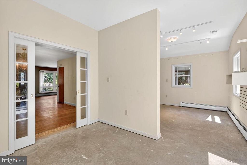 Image 10 of property listing at 3029 RAMBLEWOOD RD, Ellicott City, MD 21042