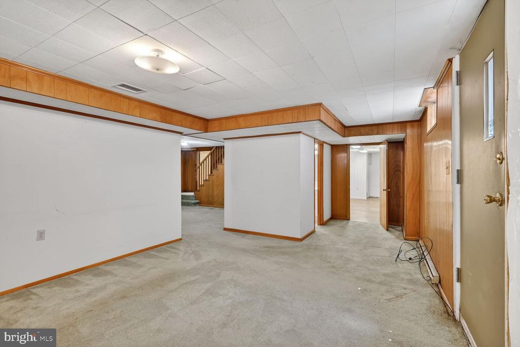 Image 14 of property listing at 3029 RAMBLEWOOD RD, Ellicott City, MD 21042