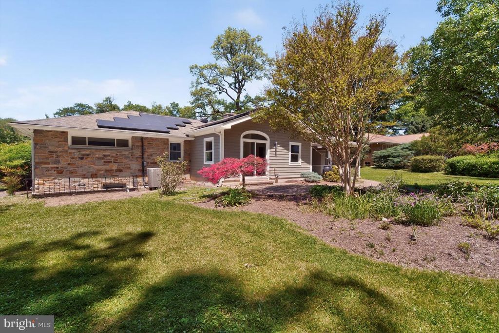 Image 18 of property listing at 3029 RAMBLEWOOD RD, Ellicott City, MD 21042