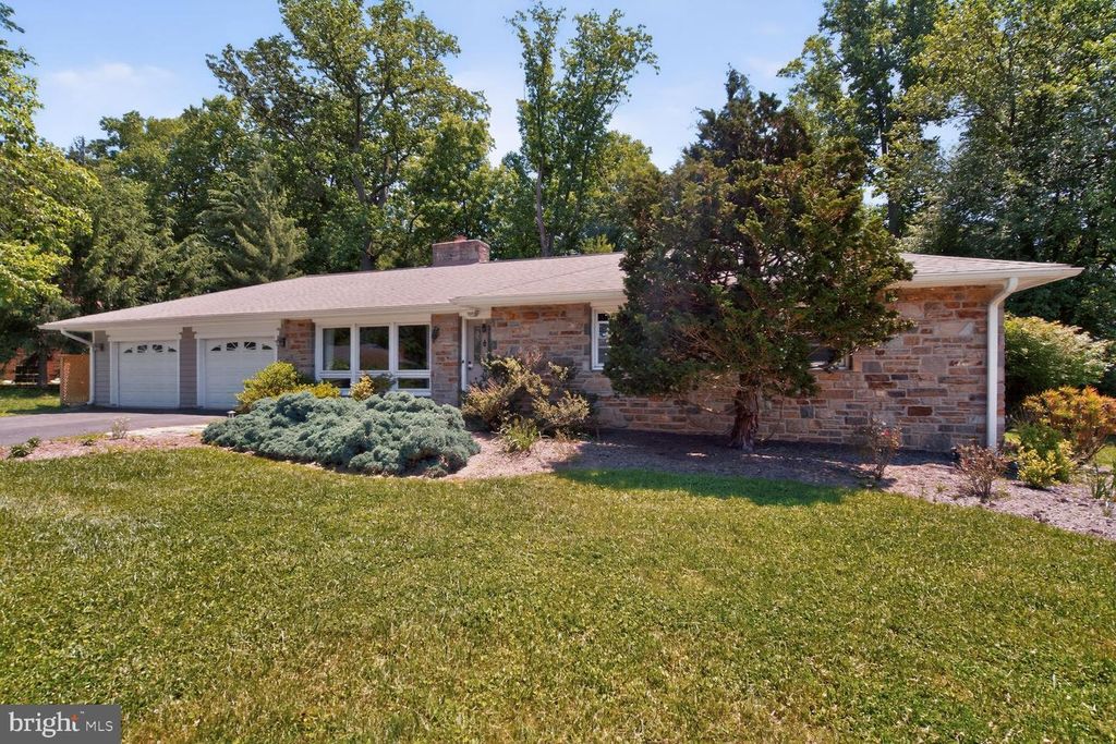 Image 2 of property listing at 3029 RAMBLEWOOD RD, Ellicott City, MD 21042