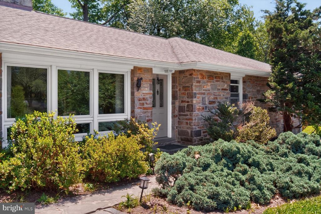 Image 3 of property listing at 3029 RAMBLEWOOD RD, Ellicott City, MD 21042