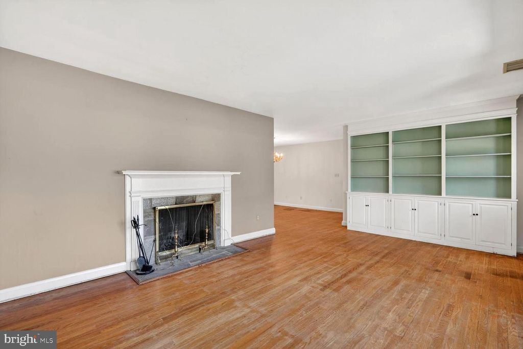 Image 4 of property listing at 3029 RAMBLEWOOD RD, Ellicott City, MD 21042