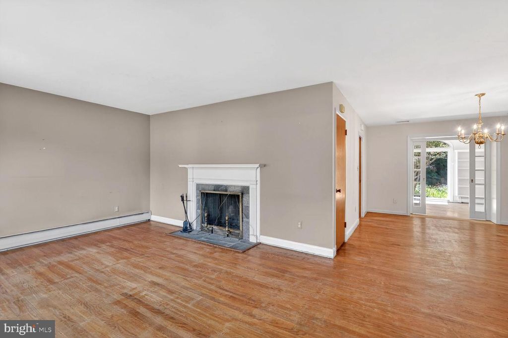 Image 5 of property listing at 3029 RAMBLEWOOD RD, Ellicott City, MD 21042