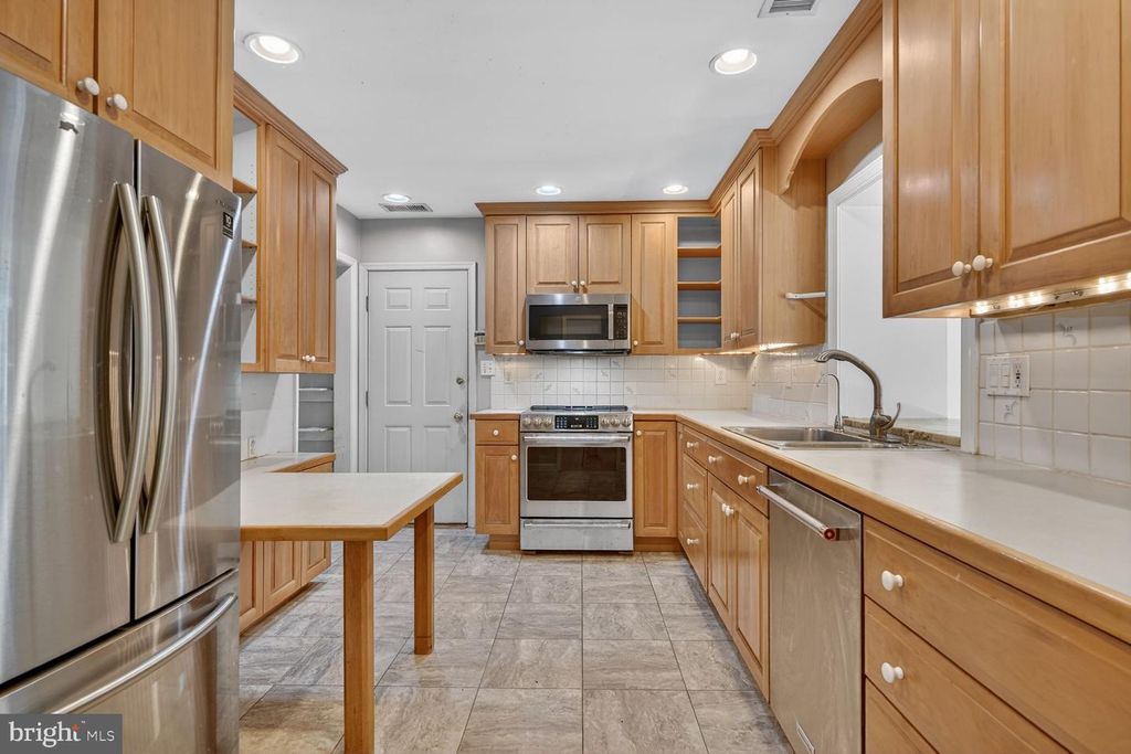 Image 6 of property listing at 3029 RAMBLEWOOD RD, Ellicott City, MD 21042