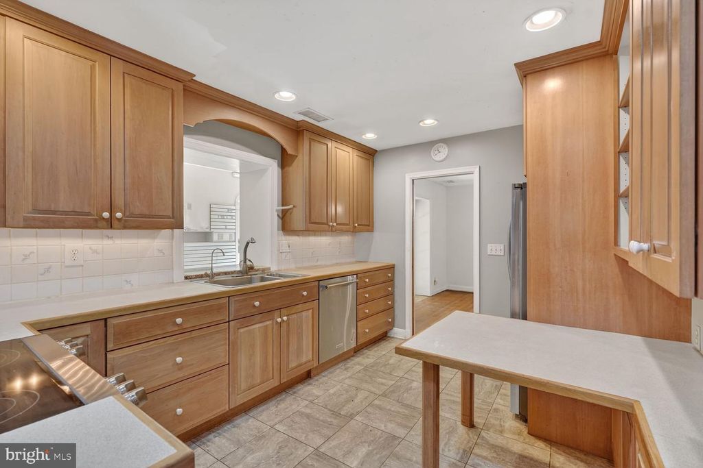 Image 7 of property listing at 3029 RAMBLEWOOD RD, Ellicott City, MD 21042