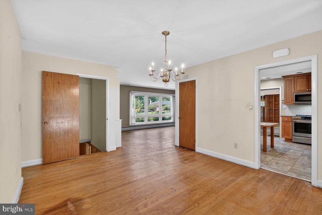 Image 8 of property listing at 3029 RAMBLEWOOD RD, Ellicott City, MD 21042