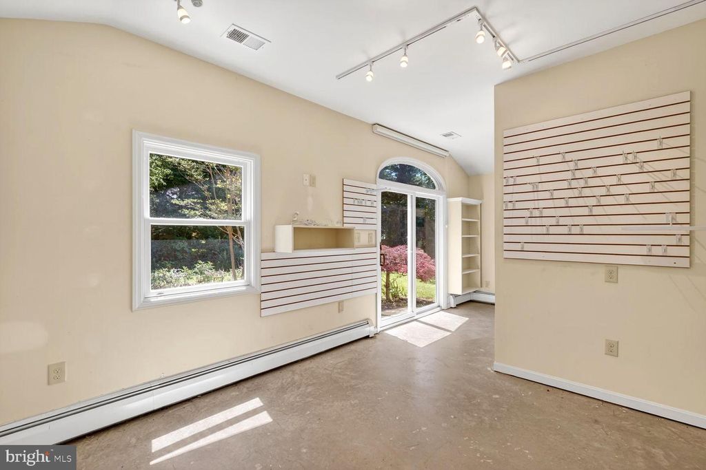 Image 9 of property listing at 3029 RAMBLEWOOD RD, Ellicott City, MD 21042