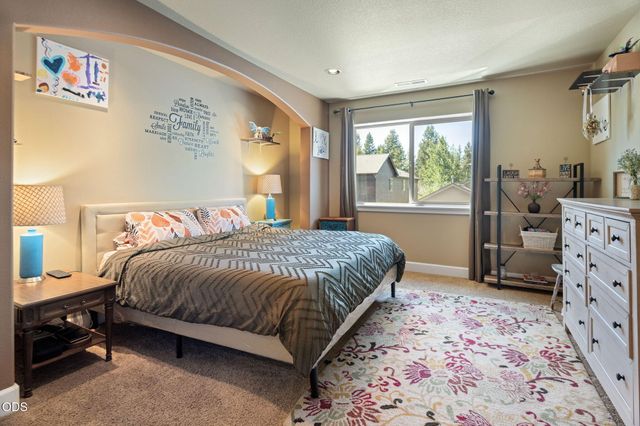 51860 Hollinshead Place, La Pine, OR 97739