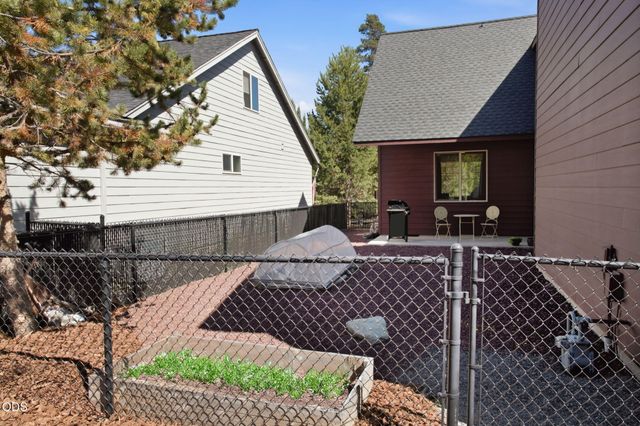 51860 Hollinshead Place, La Pine, OR 97739