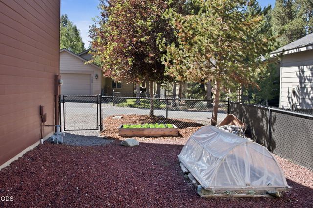 51860 Hollinshead Place, La Pine, OR 97739