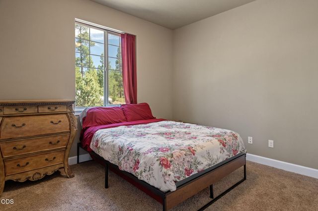 51860 Hollinshead Place, La Pine, OR 97739