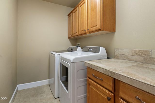 51860 Hollinshead Place, La Pine, OR 97739